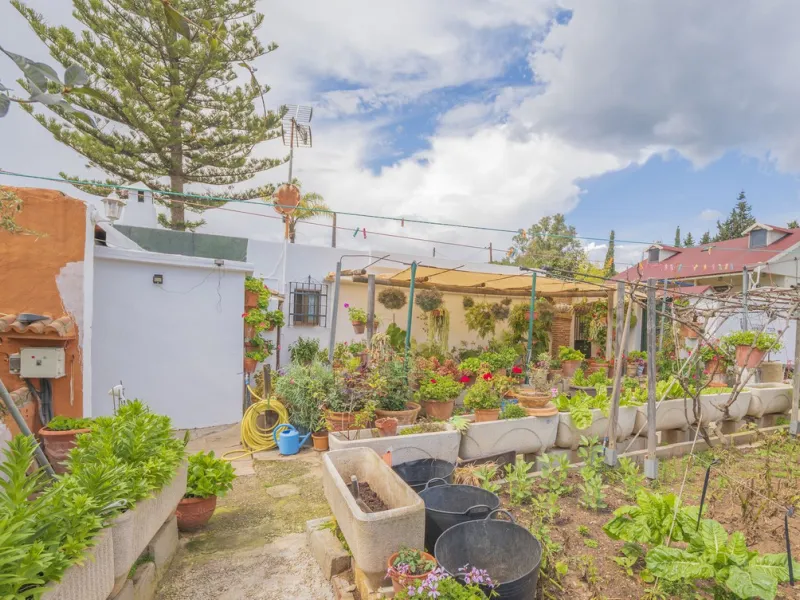 Opportunity at Ricmar, three bedroom One Storey Villa on an ample plot over 1300sqm. Come and assess the possibilities of this property located in a privileged East Marbella area, surrounded by nature and a mere 500m from one of the best beaches in Marbel