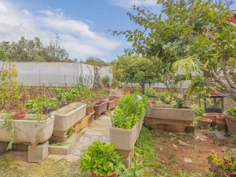 Opportunity at Ricmar, three bedroom One Storey Villa on an ample plot over 1300sqm. Come and assess the possibilities of this property located in a privileged East Marbella area, surrounded by nature and a mere 500m from one of the best beaches in Marbel