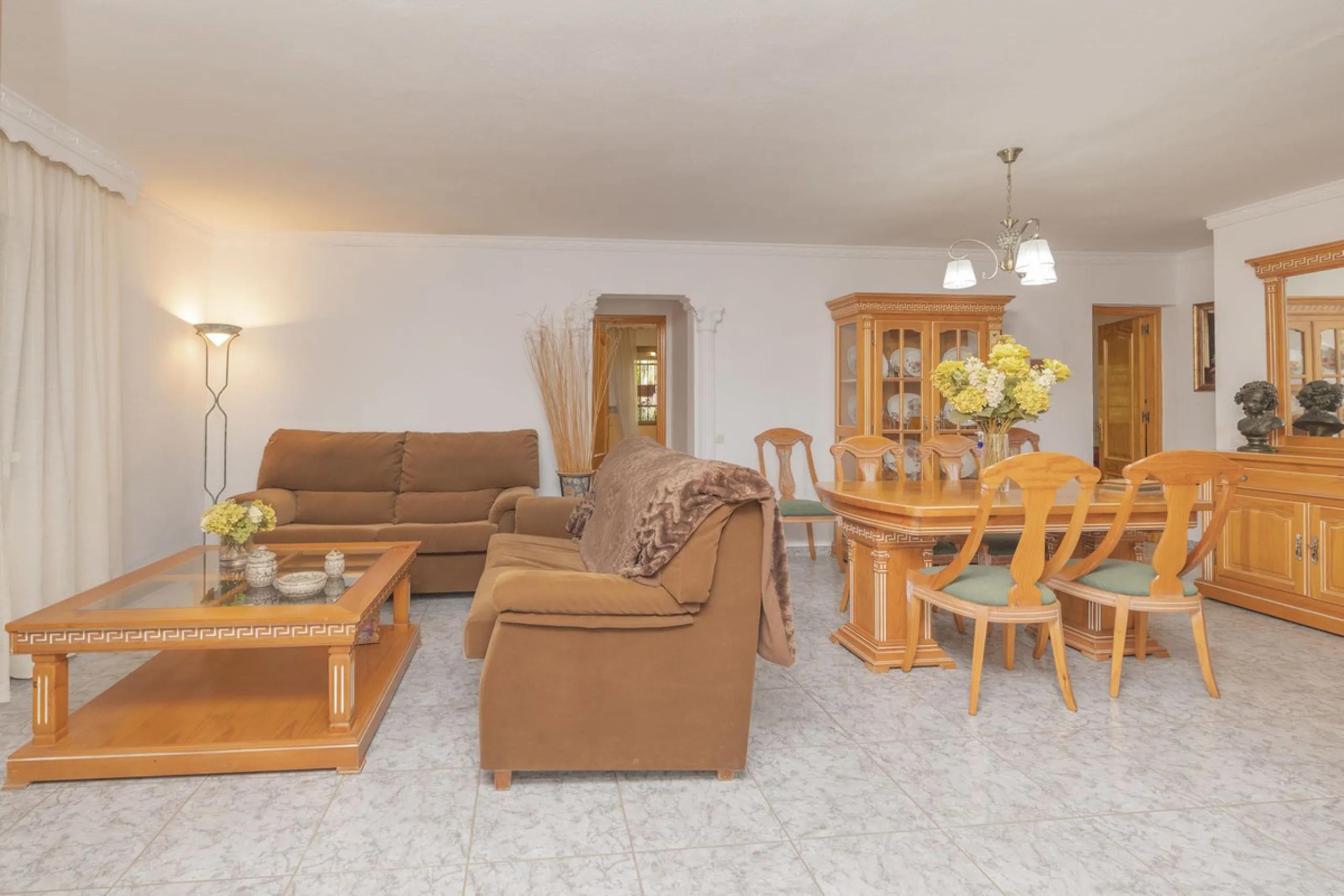 Opportunity at Ricmar, three bedroom One Storey Villa on an ample plot over 1300sqm. Come and assess the possibilities of this property located in a privileged East Marbella area, surrounded by nature and a mere 500m from one of the best beaches in Marbel
