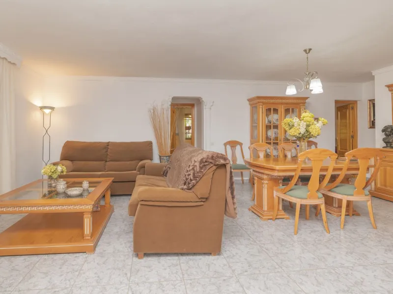 Opportunity at Ricmar, three bedroom One Storey Villa on an ample plot over 1300sqm. Come and assess the possibilities of this property located in a privileged East Marbella area, surrounded by nature and a mere 500m from one of the best beaches in Marbel