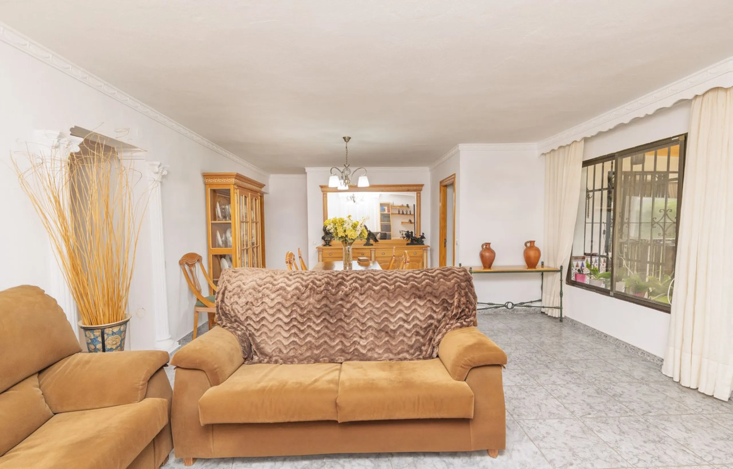 Opportunity at Ricmar, three bedroom One Storey Villa on an ample plot over 1300sqm. Come and assess the possibilities of this property located in a privileged East Marbella area, surrounded by nature and a mere 500m from one of the best beaches in Marbel