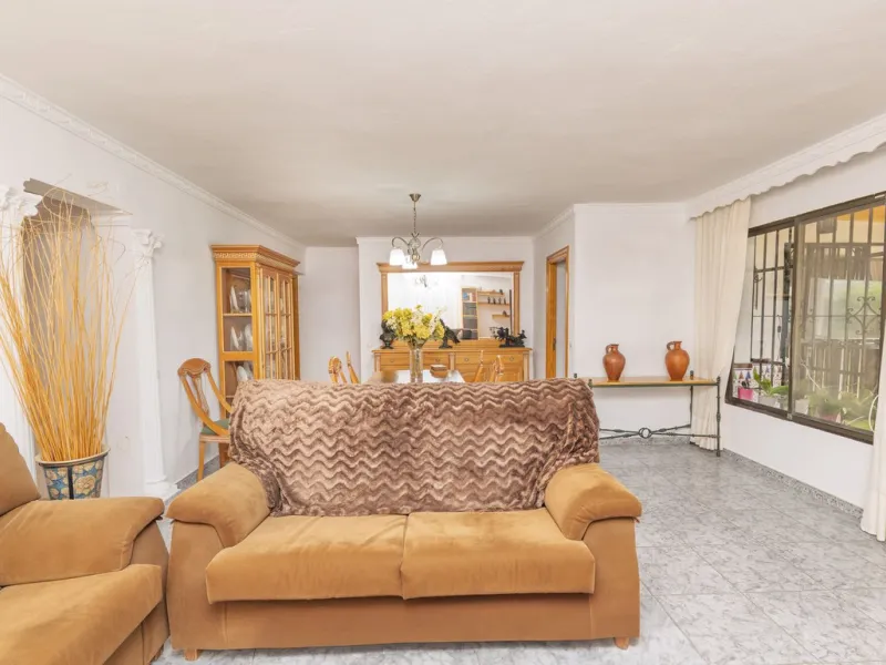 Opportunity at Ricmar, three bedroom One Storey Villa on an ample plot over 1300sqm. Come and assess the possibilities of this property located in a privileged East Marbella area, surrounded by nature and a mere 500m from one of the best beaches in Marbel