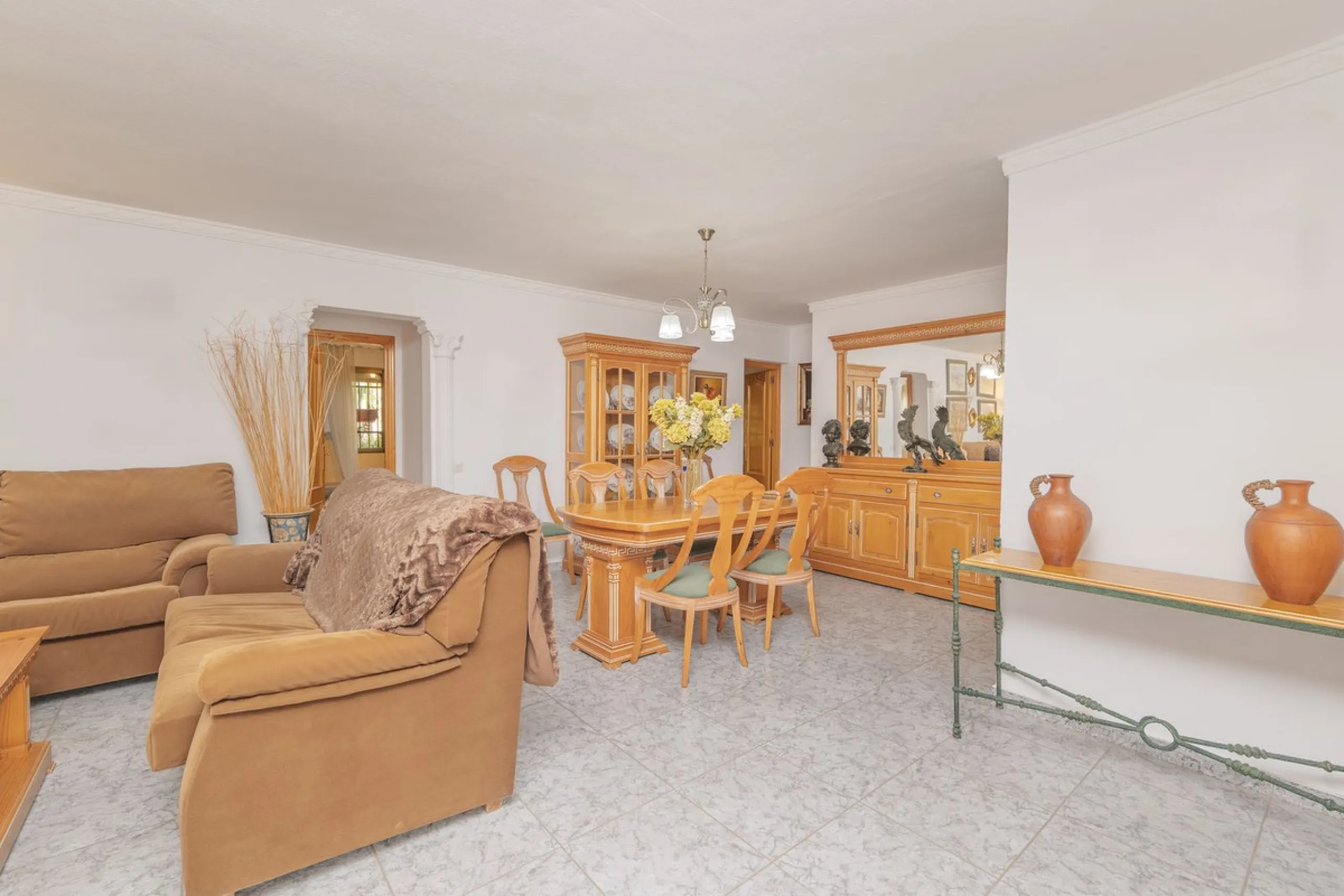 Opportunity at Ricmar, three bedroom One Storey Villa on an ample plot over 1300sqm. Come and assess the possibilities of this property located in a privileged East Marbella area, surrounded by nature and a mere 500m from one of the best beaches in Marbel