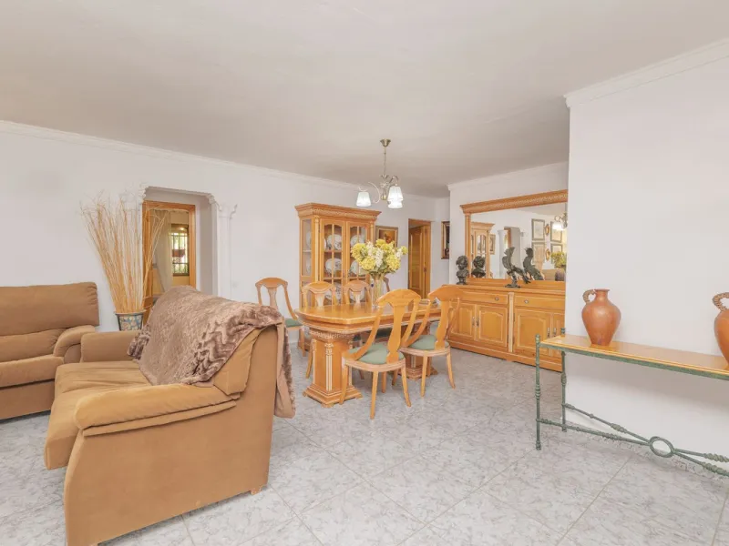 Opportunity at Ricmar, three bedroom One Storey Villa on an ample plot over 1300sqm. Come and assess the possibilities of this property located in a privileged East Marbella area, surrounded by nature and a mere 500m from one of the best beaches in Marbel
