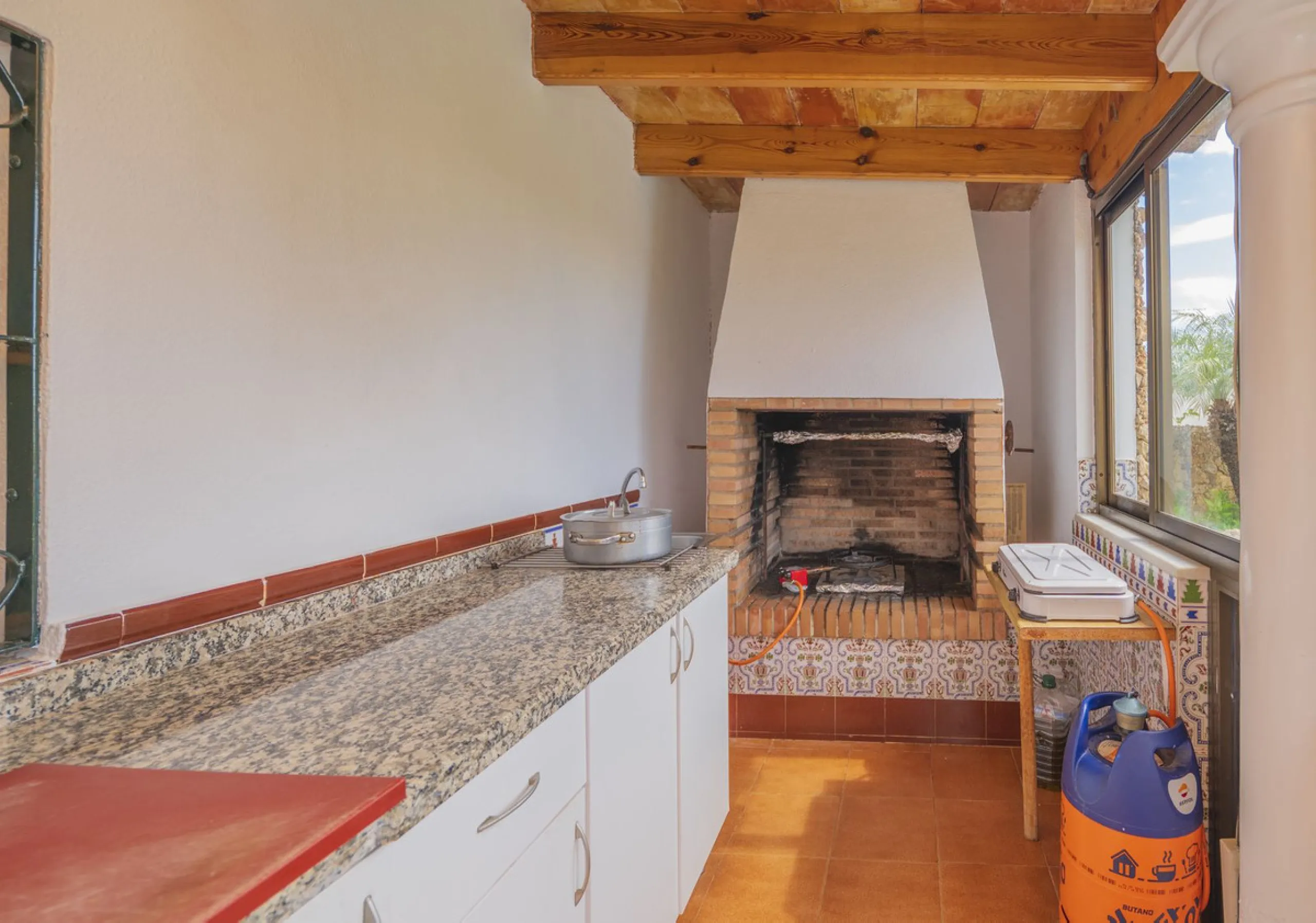 Opportunity at Ricmar, three bedroom One Storey Villa on an ample plot over 1300sqm. Come and assess the possibilities of this property located in a privileged East Marbella area, surrounded by nature and a mere 500m from one of the best beaches in Marbel