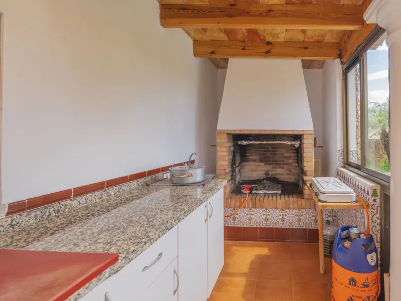 Opportunity at Ricmar, three bedroom One Storey Villa on an ample plot over 1300sqm. Come and assess the possibilities of this property located in a privileged East Marbella area, surrounded by nature and a mere 500m from one of the best beaches in Marbel