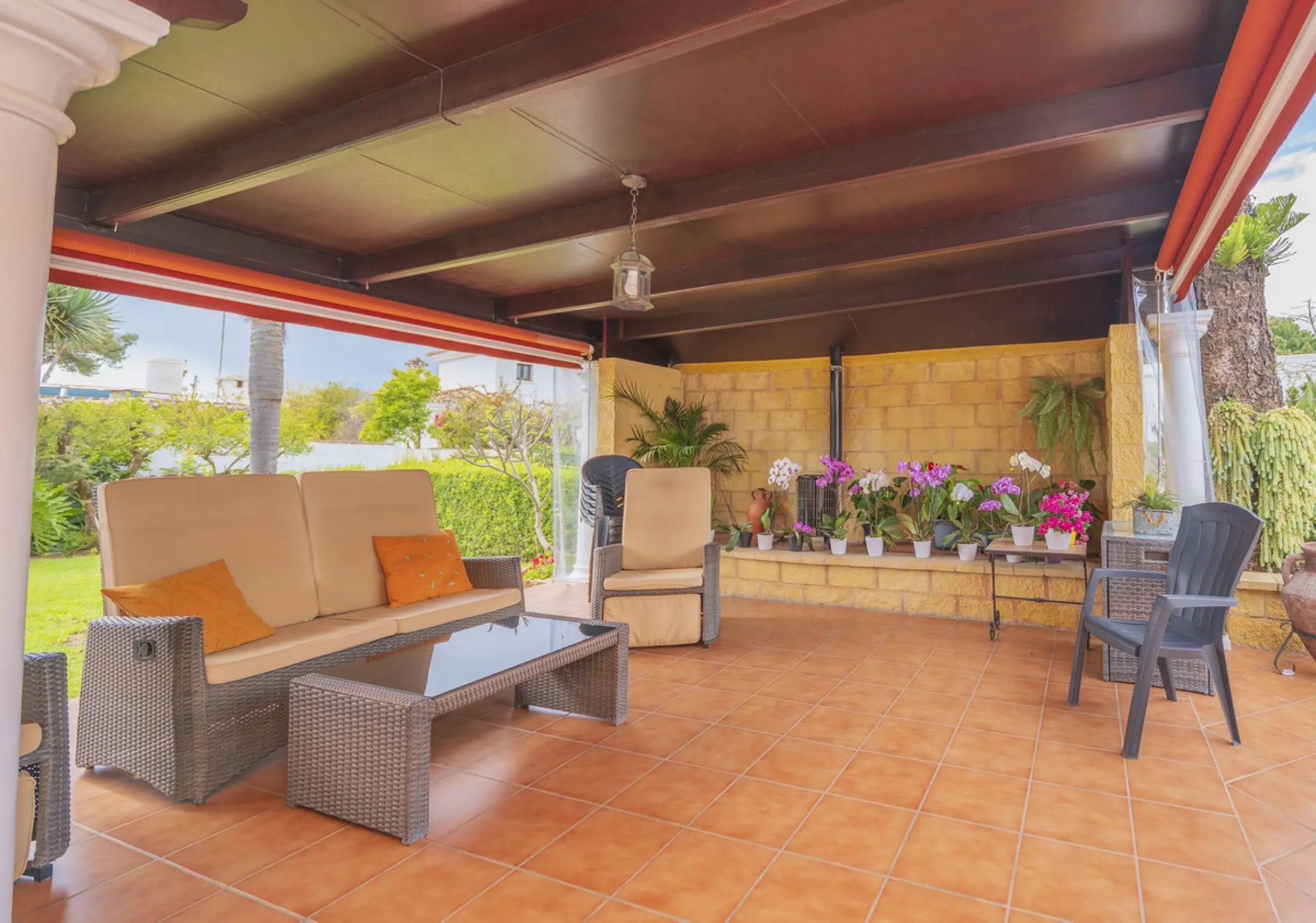 Opportunity at Ricmar, three bedroom One Storey Villa on an ample plot over 1300sqm. Come and assess the possibilities of this property located in a privileged East Marbella area, surrounded by nature and a mere 500m from one of the best beaches in Marbel