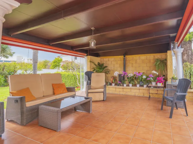 Opportunity at Ricmar, three bedroom One Storey Villa on an ample plot over 1300sqm. Come and assess the possibilities of this property located in a privileged East Marbella area, surrounded by nature and a mere 500m from one of the best beaches in Marbel