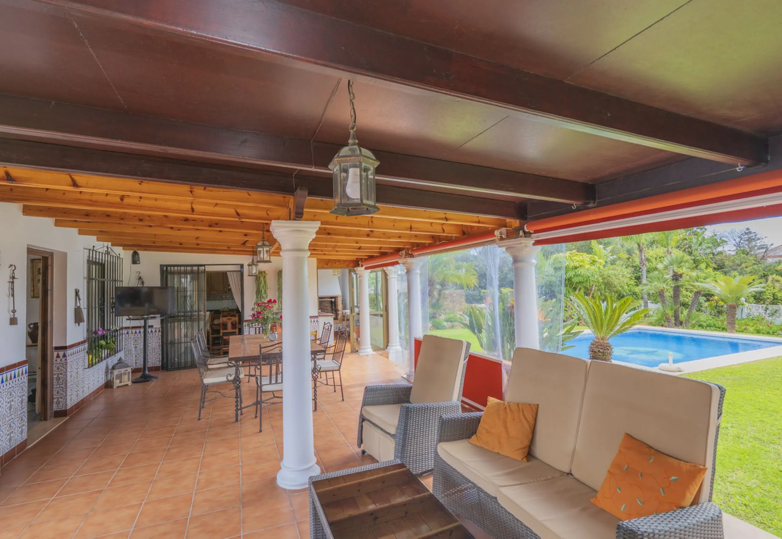 Opportunity at Ricmar, three bedroom One Storey Villa on an ample plot over 1300sqm. Come and assess the possibilities of this property located in a privileged East Marbella area, surrounded by nature and a mere 500m from one of the best beaches in Marbel