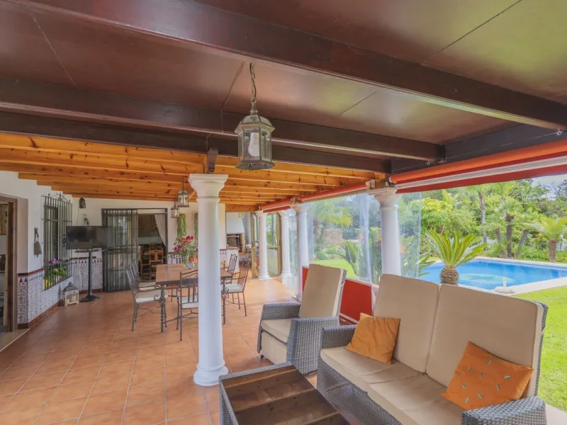 Opportunity at Ricmar, three bedroom One Storey Villa on an ample plot over 1300sqm. Come and assess the possibilities of this property located in a privileged East Marbella area, surrounded by nature and a mere 500m from one of the best beaches in Marbel