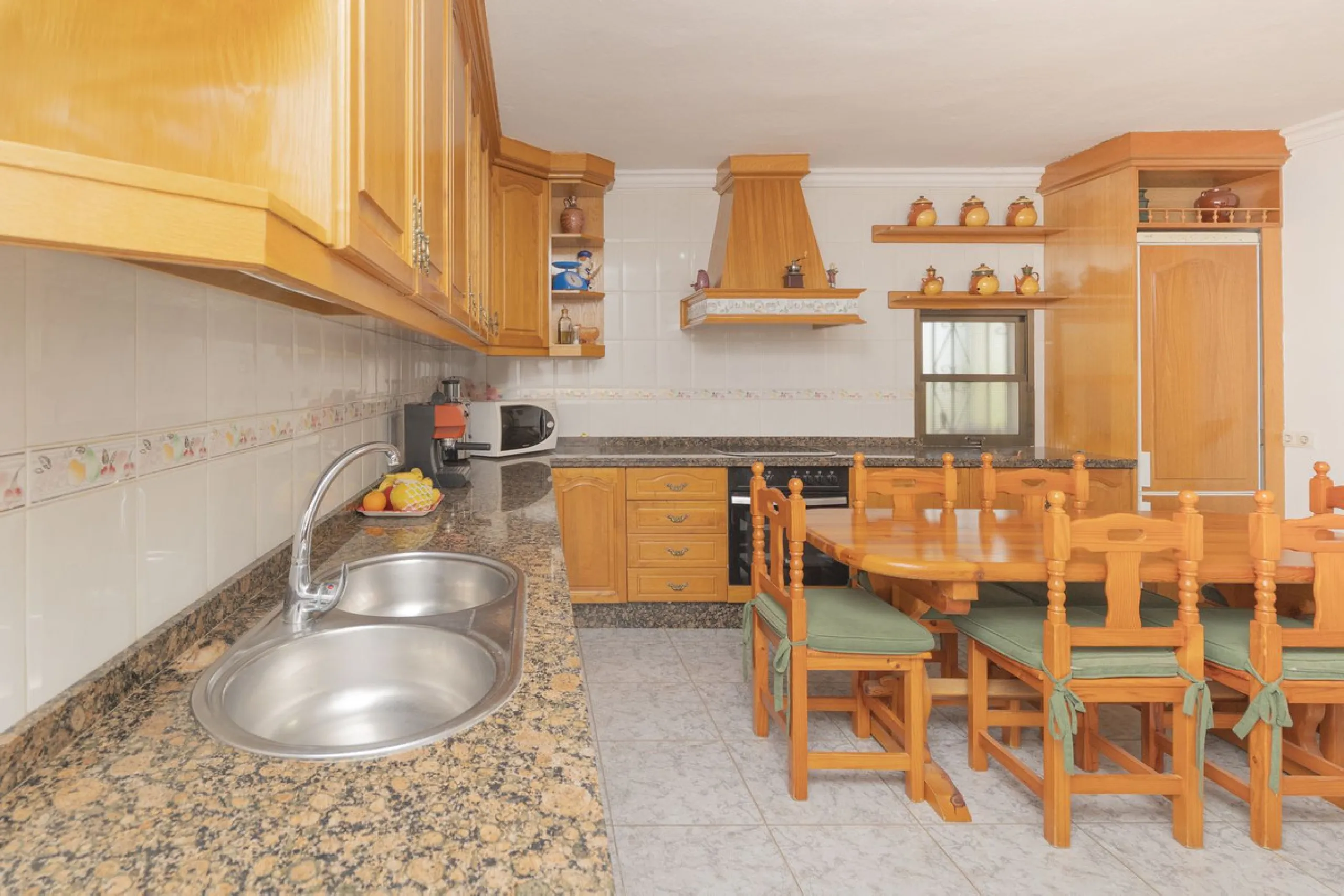 Opportunity at Ricmar, three bedroom One Storey Villa on an ample plot over 1300sqm. Come and assess the possibilities of this property located in a privileged East Marbella area, surrounded by nature and a mere 500m from one of the best beaches in Marbel