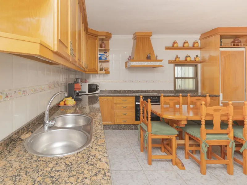 Opportunity at Ricmar, three bedroom One Storey Villa on an ample plot over 1300sqm. Come and assess the possibilities of this property located in a privileged East Marbella area, surrounded by nature and a mere 500m from one of the best beaches in Marbel