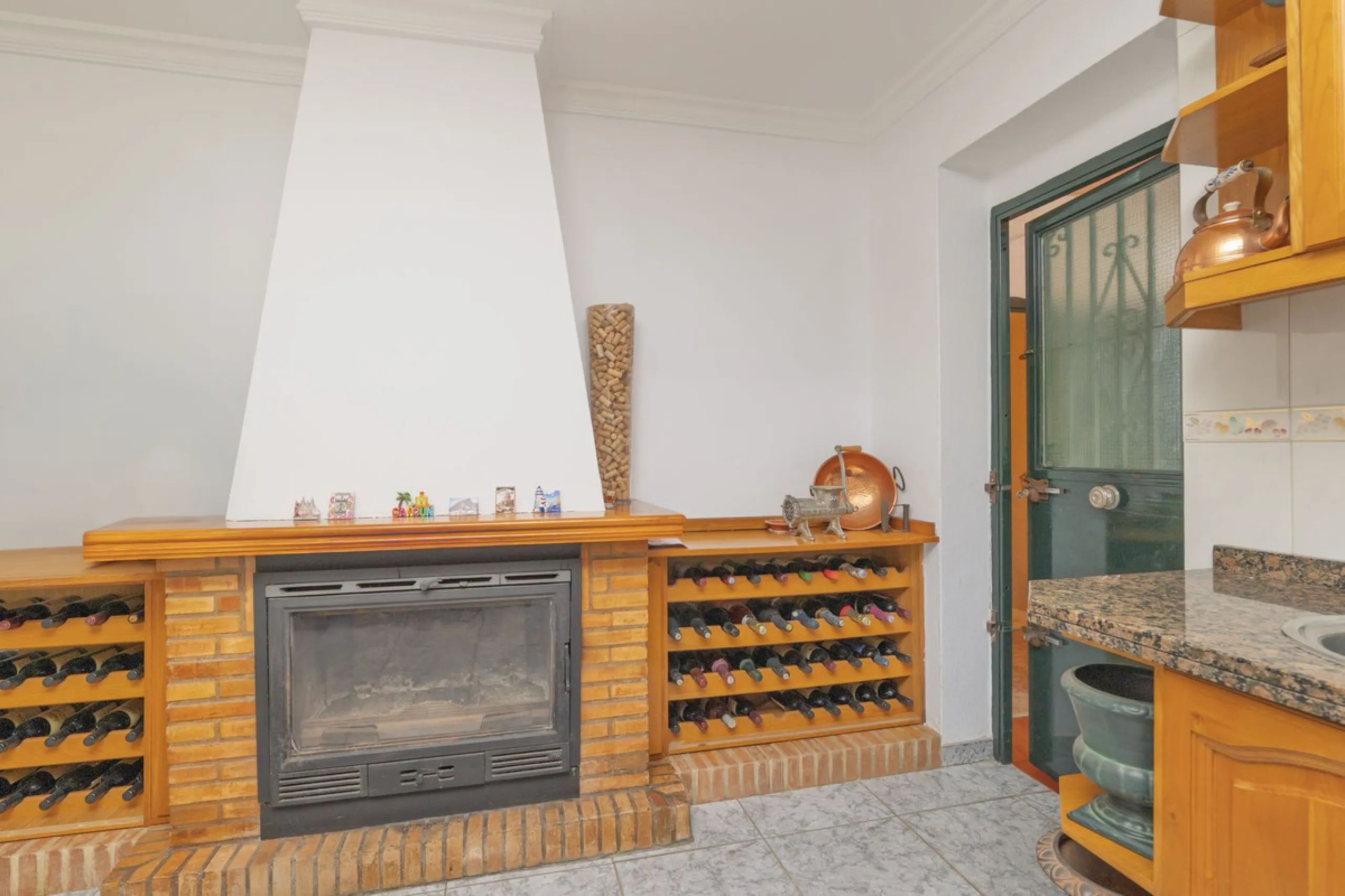 Opportunity at Ricmar, three bedroom One Storey Villa on an ample plot over 1300sqm. Come and assess the possibilities of this property located in a privileged East Marbella area, surrounded by nature and a mere 500m from one of the best beaches in Marbel