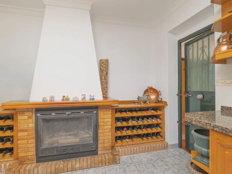 Opportunity at Ricmar, three bedroom One Storey Villa on an ample plot over 1300sqm. Come and assess the possibilities of this property located in a privileged East Marbella area, surrounded by nature and a mere 500m from one of the best beaches in Marbel