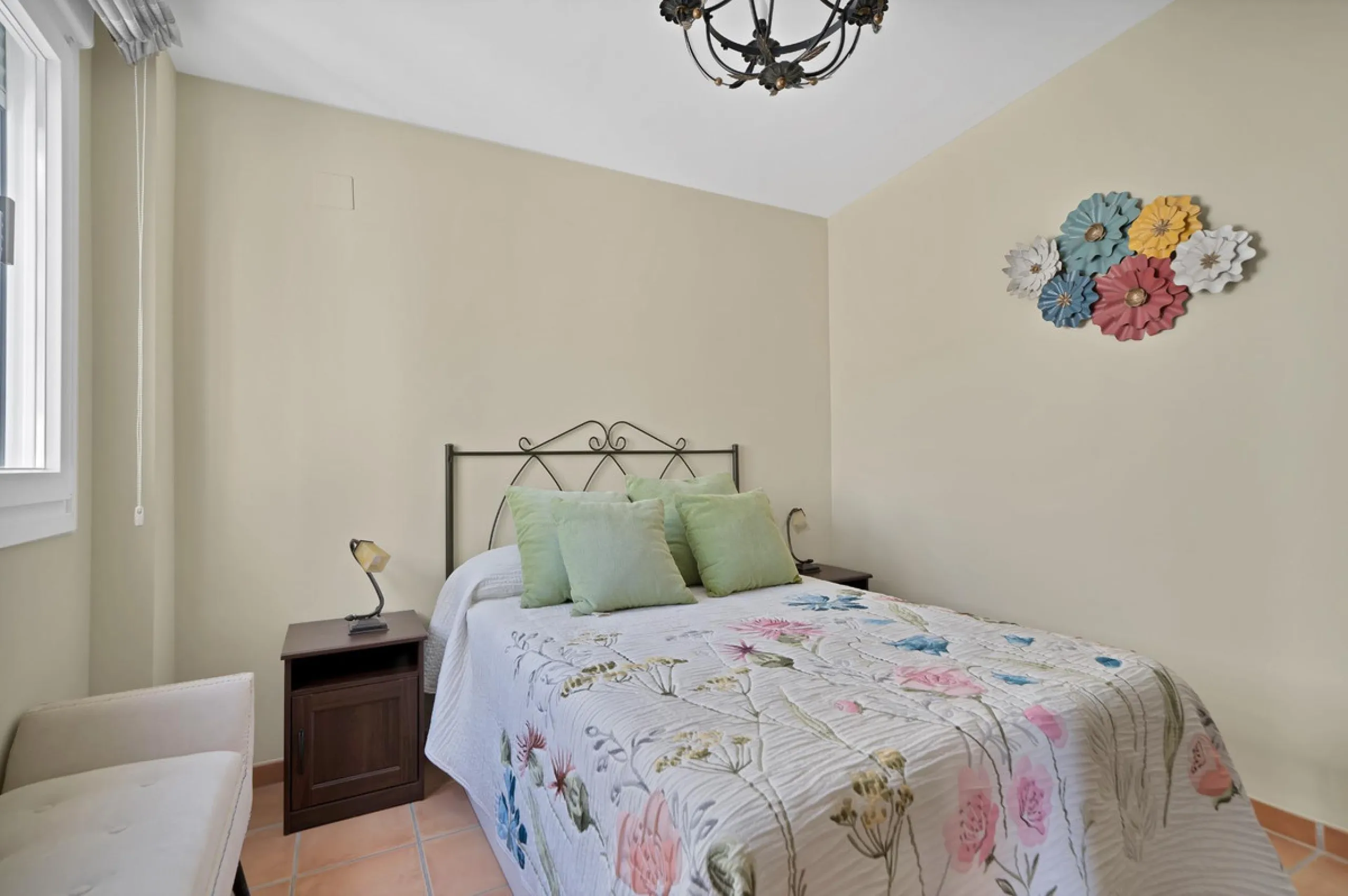 Located in the lower part of Torreblanca, one of the most highly valued areas of the Costa del Sol for its convenience and proximity to the sea, very close to the beach and without hills, this spectacular townhouse combines residential privacy with walkin