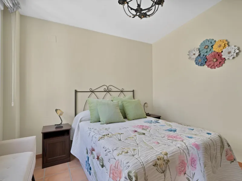 Located in the lower part of Torreblanca, one of the most highly valued areas of the Costa del Sol for its convenience and proximity to the sea, very close to the beach and without hills, this spectacular townhouse combines residential privacy with walkin