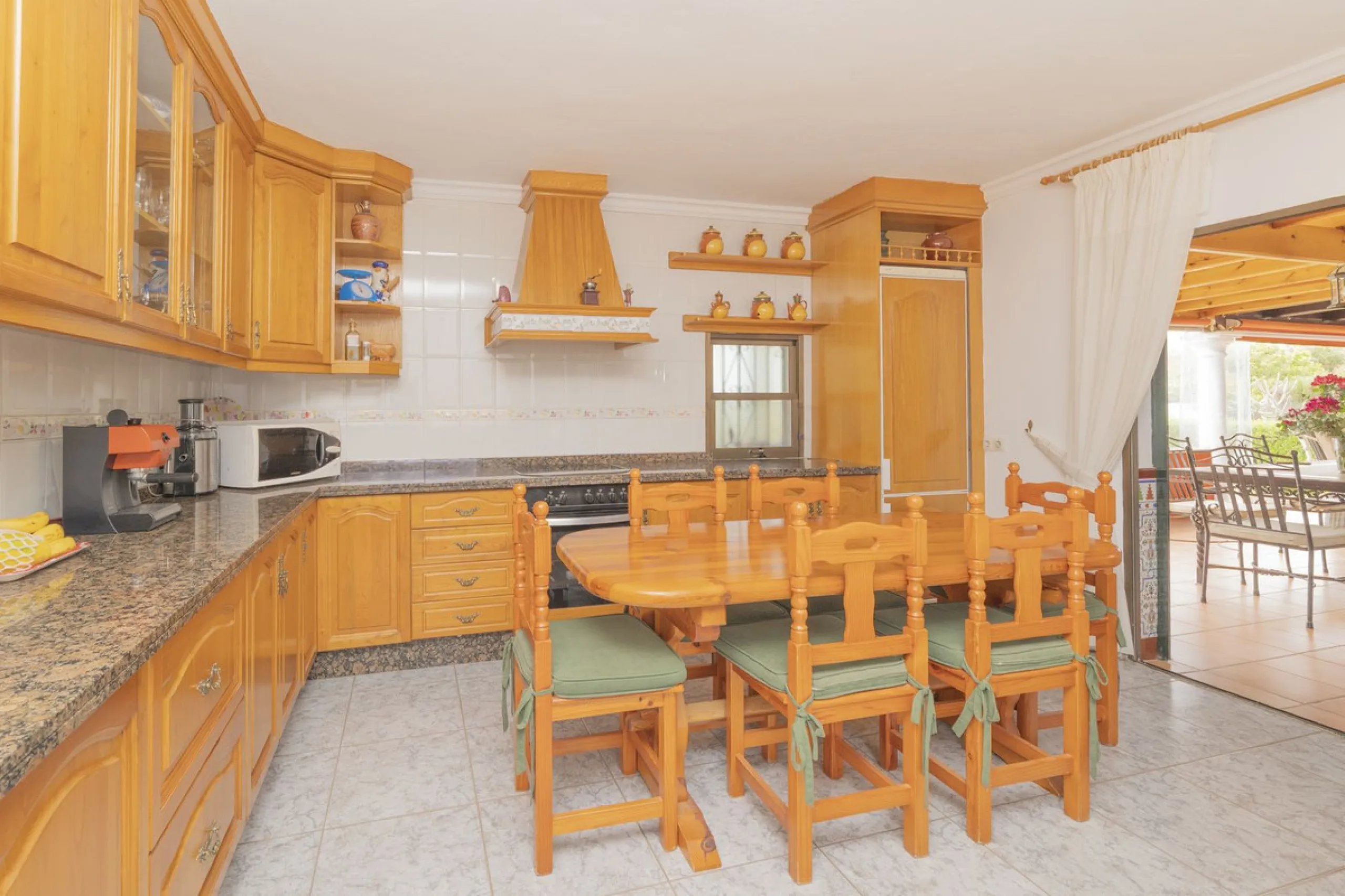 Opportunity at Ricmar, three bedroom One Storey Villa on an ample plot over 1300sqm. Come and assess the possibilities of this property located in a privileged East Marbella area, surrounded by nature and a mere 500m from one of the best beaches in Marbel