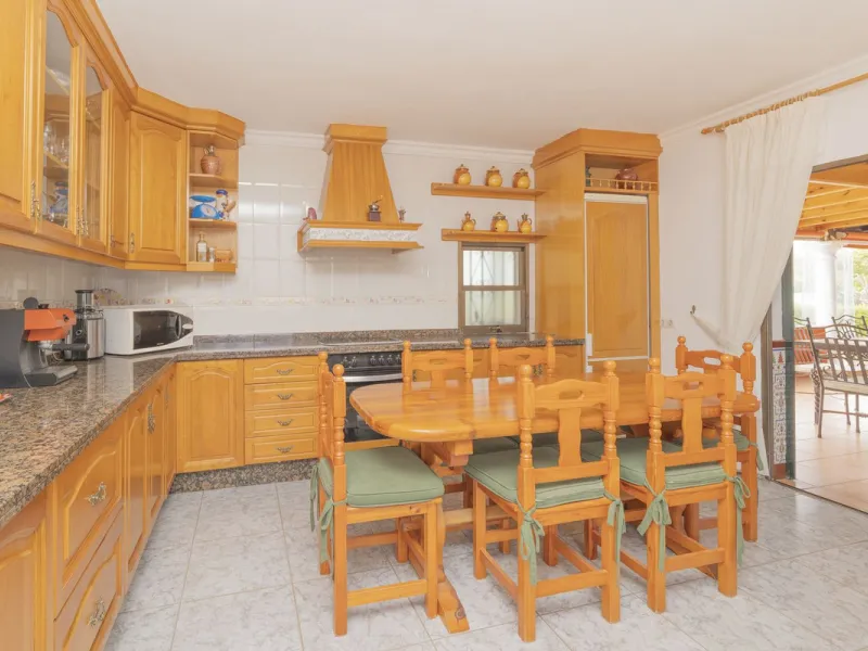 Opportunity at Ricmar, three bedroom One Storey Villa on an ample plot over 1300sqm. Come and assess the possibilities of this property located in a privileged East Marbella area, surrounded by nature and a mere 500m from one of the best beaches in Marbel