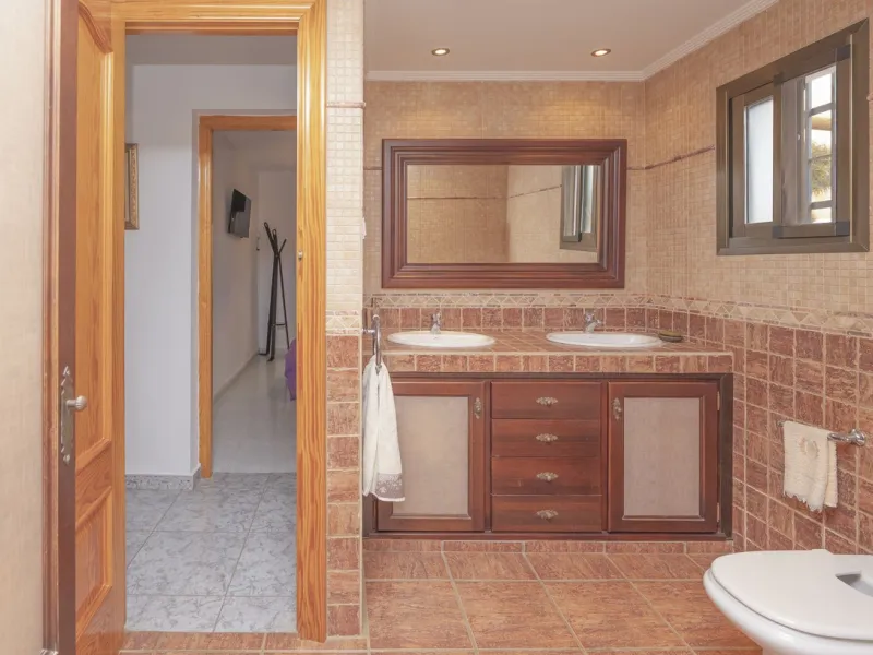 Opportunity at Ricmar, three bedroom One Storey Villa on an ample plot over 1300sqm. Come and assess the possibilities of this property located in a privileged East Marbella area, surrounded by nature and a mere 500m from one of the best beaches in Marbel
