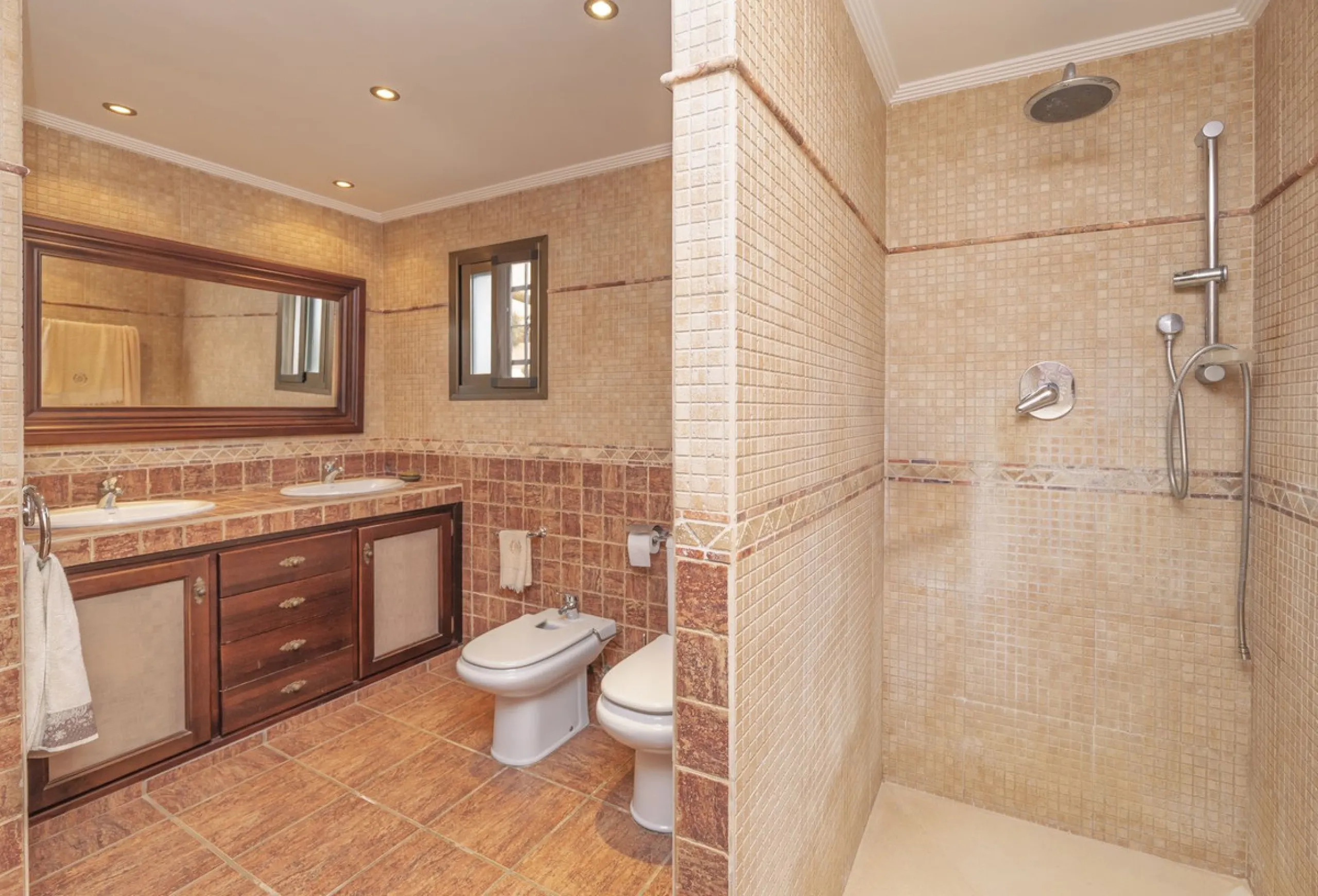 Opportunity at Ricmar, three bedroom One Storey Villa on an ample plot over 1300sqm. Come and assess the possibilities of this property located in a privileged East Marbella area, surrounded by nature and a mere 500m from one of the best beaches in Marbel