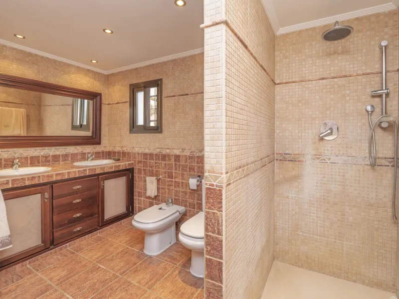 Opportunity at Ricmar, three bedroom One Storey Villa on an ample plot over 1300sqm. Come and assess the possibilities of this property located in a privileged East Marbella area, surrounded by nature and a mere 500m from one of the best beaches in Marbel