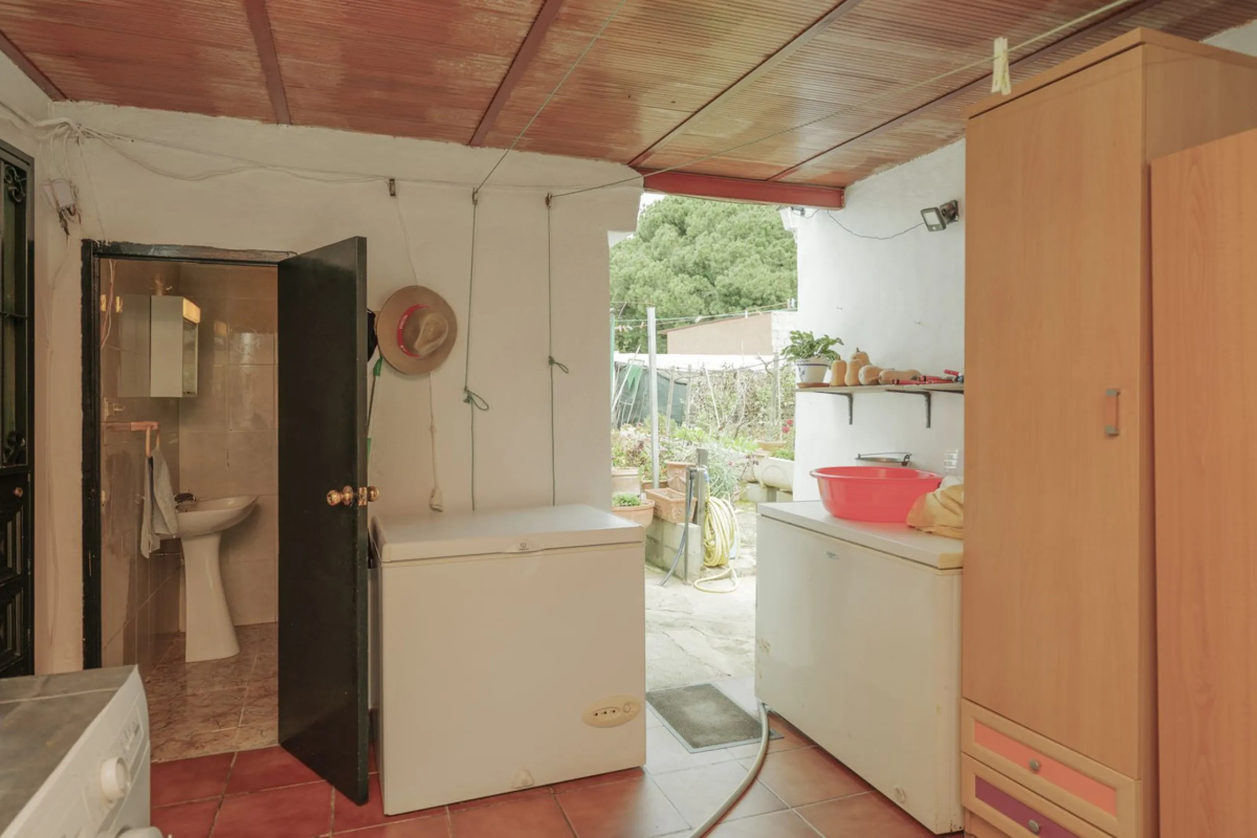 Opportunity at Ricmar, three bedroom One Storey Villa on an ample plot over 1300sqm. Come and assess the possibilities of this property located in a privileged East Marbella area, surrounded by nature and a mere 500m from one of the best beaches in Marbel