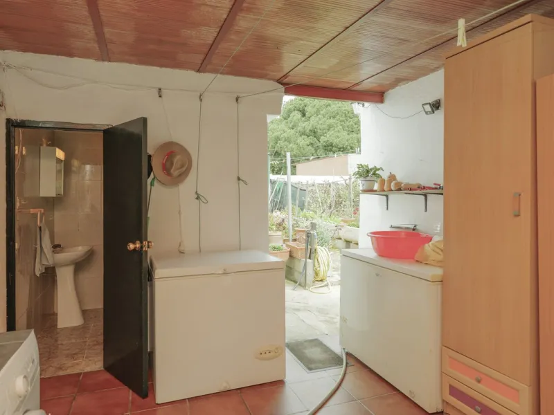 Opportunity at Ricmar, three bedroom One Storey Villa on an ample plot over 1300sqm. Come and assess the possibilities of this property located in a privileged East Marbella area, surrounded by nature and a mere 500m from one of the best beaches in Marbel
