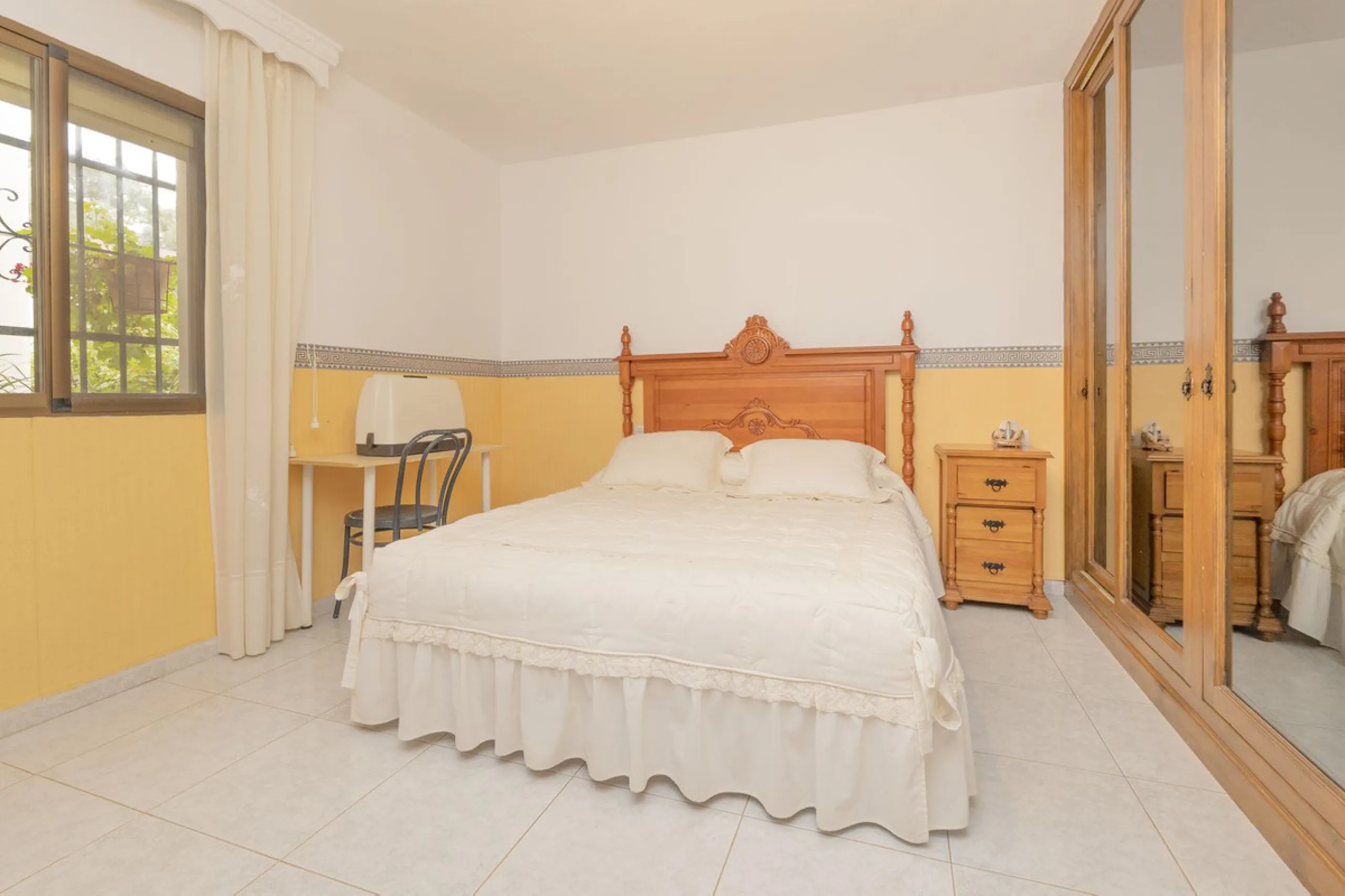 Opportunity at Ricmar, three bedroom One Storey Villa on an ample plot over 1300sqm. Come and assess the possibilities of this property located in a privileged East Marbella area, surrounded by nature and a mere 500m from one of the best beaches in Marbel