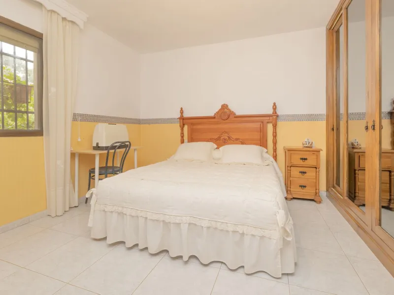 Opportunity at Ricmar, three bedroom One Storey Villa on an ample plot over 1300sqm. Come and assess the possibilities of this property located in a privileged East Marbella area, surrounded by nature and a mere 500m from one of the best beaches in Marbel