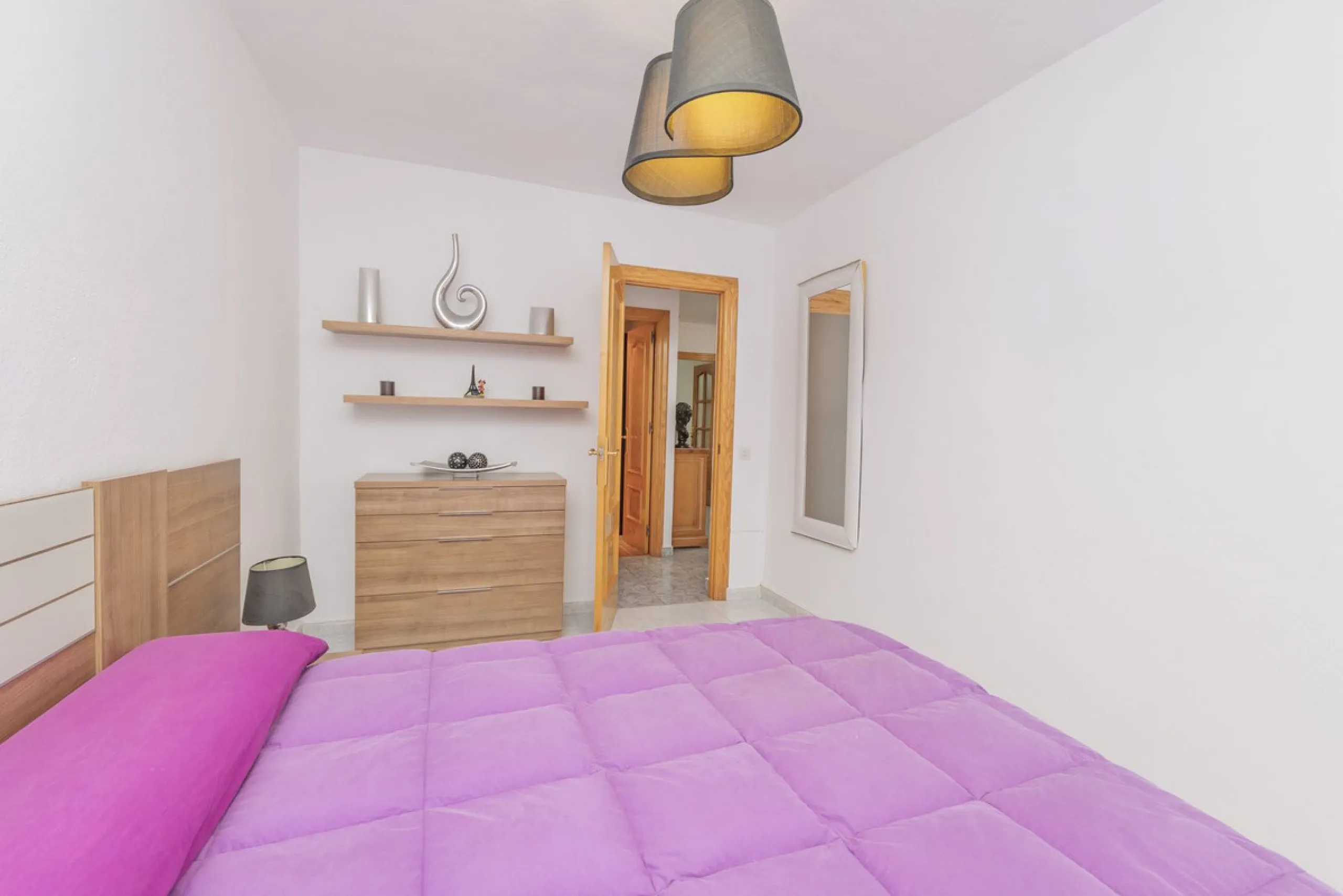 Opportunity at Ricmar, three bedroom One Storey Villa on an ample plot over 1300sqm. Come and assess the possibilities of this property located in a privileged East Marbella area, surrounded by nature and a mere 500m from one of the best beaches in Marbel