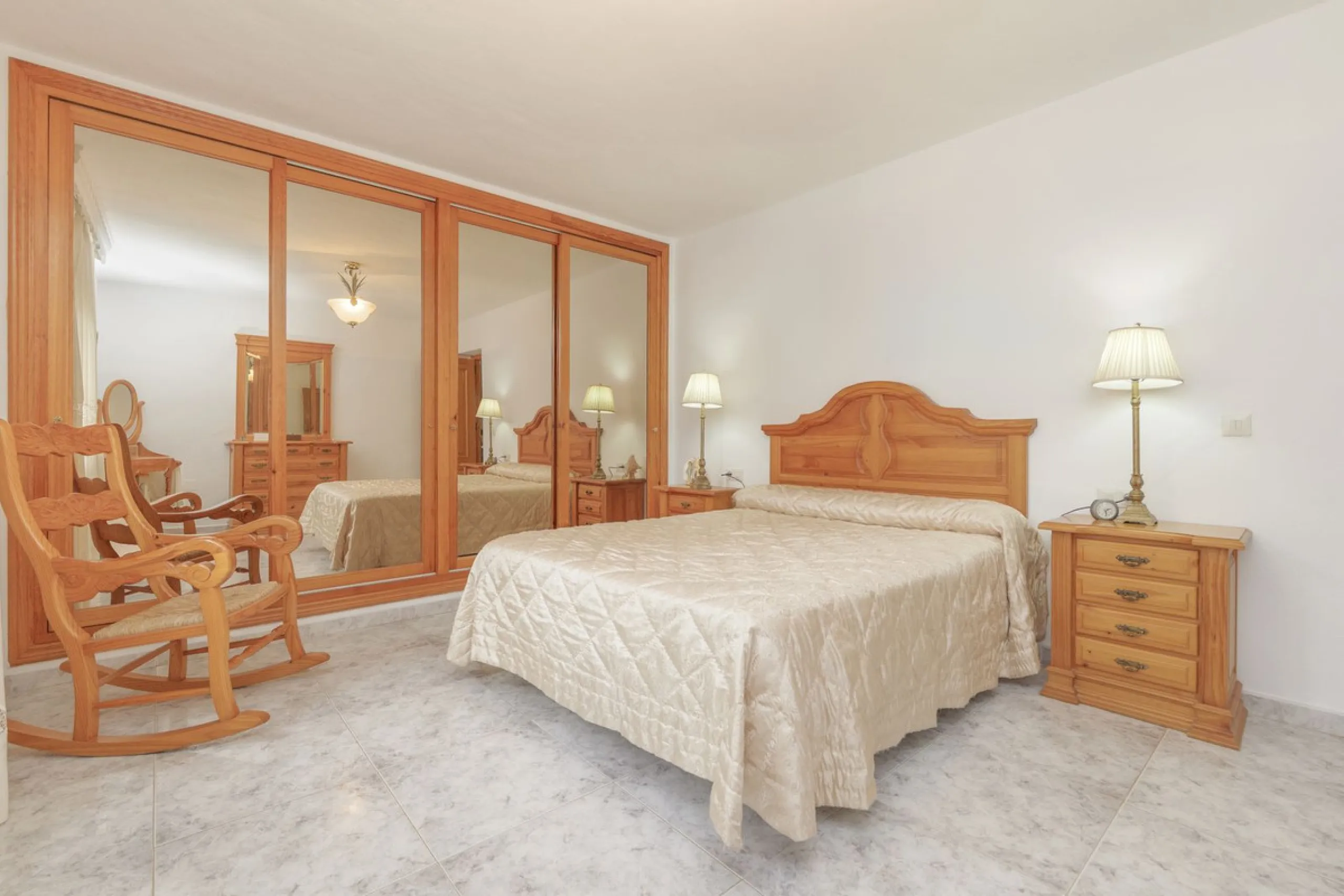 Opportunity at Ricmar, three bedroom One Storey Villa on an ample plot over 1300sqm. Come and assess the possibilities of this property located in a privileged East Marbella area, surrounded by nature and a mere 500m from one of the best beaches in Marbel
