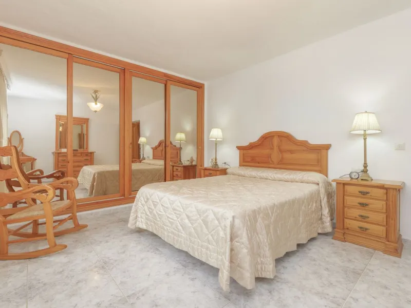 Opportunity at Ricmar, three bedroom One Storey Villa on an ample plot over 1300sqm. Come and assess the possibilities of this property located in a privileged East Marbella area, surrounded by nature and a mere 500m from one of the best beaches in Marbel
