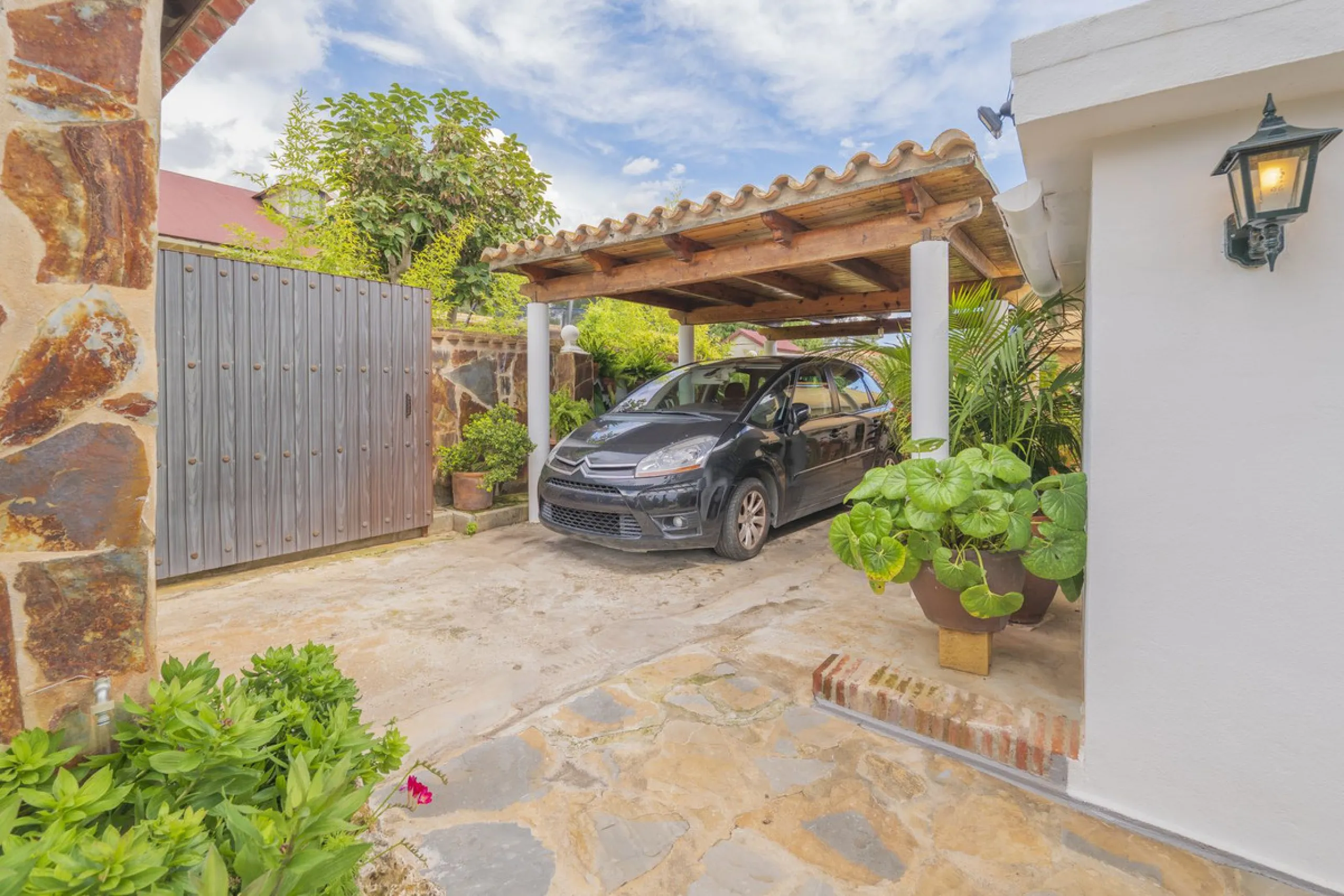 Opportunity at Ricmar, three bedroom One Storey Villa on an ample plot over 1300sqm. Come and assess the possibilities of this property located in a privileged East Marbella area, surrounded by nature and a mere 500m from one of the best beaches in Marbel