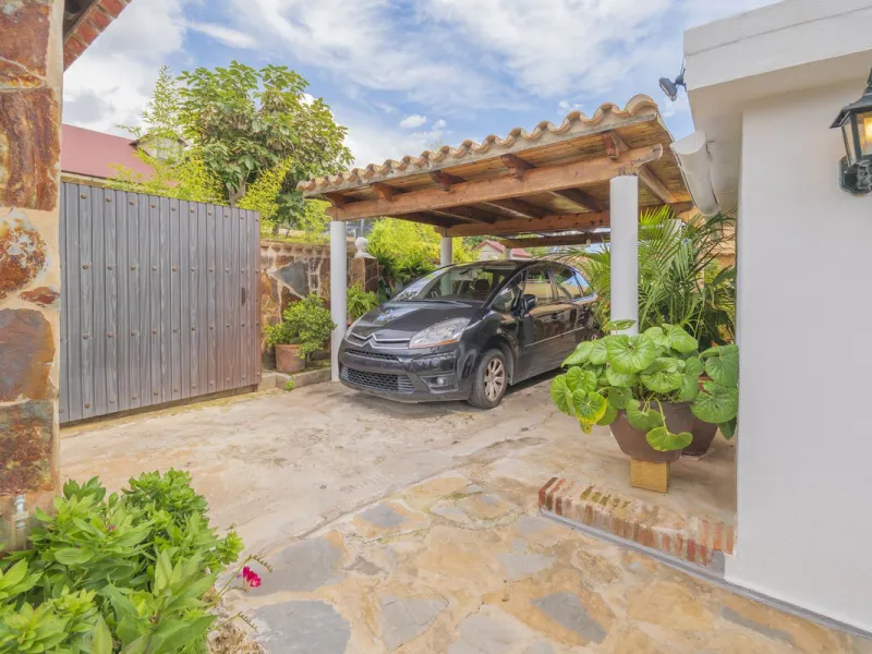 Opportunity at Ricmar, three bedroom One Storey Villa on an ample plot over 1300sqm. Come and assess the possibilities of this property located in a privileged East Marbella area, surrounded by nature and a mere 500m from one of the best beaches in Marbel