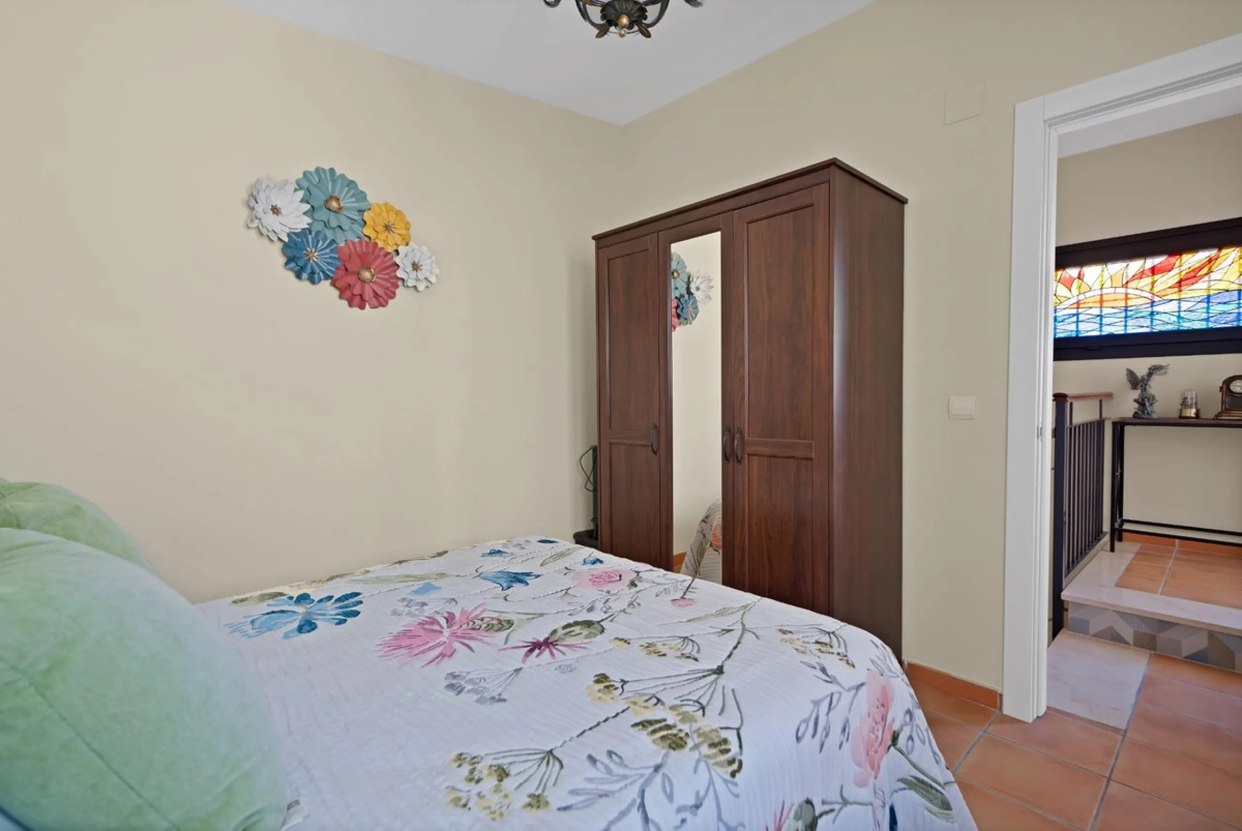 Located in the lower part of Torreblanca, one of the most highly valued areas of the Costa del Sol for its convenience and proximity to the sea, very close to the beach and without hills, this spectacular townhouse combines residential privacy with walkin