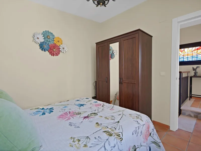 Located in the lower part of Torreblanca, one of the most highly valued areas of the Costa del Sol for its convenience and proximity to the sea, very close to the beach and without hills, this spectacular townhouse combines residential privacy with walkin