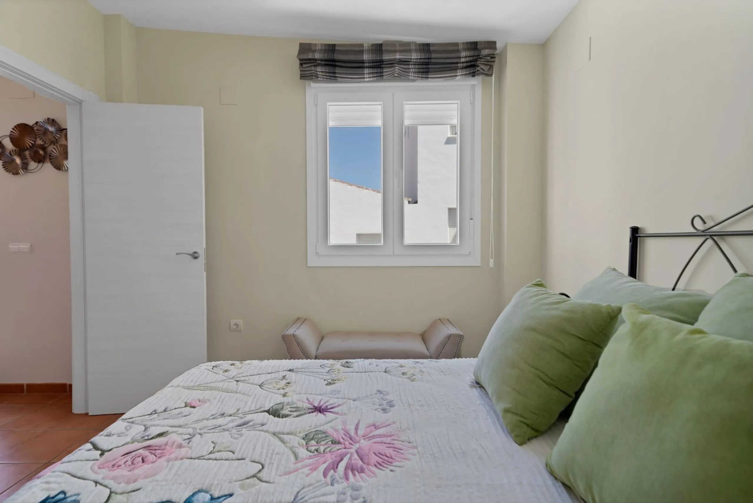 Located in the lower part of Torreblanca, one of the most highly valued areas of the Costa del Sol for its convenience and proximity to the sea, very close to the beach and without hills, this spectacular townhouse combines residential privacy with walkin