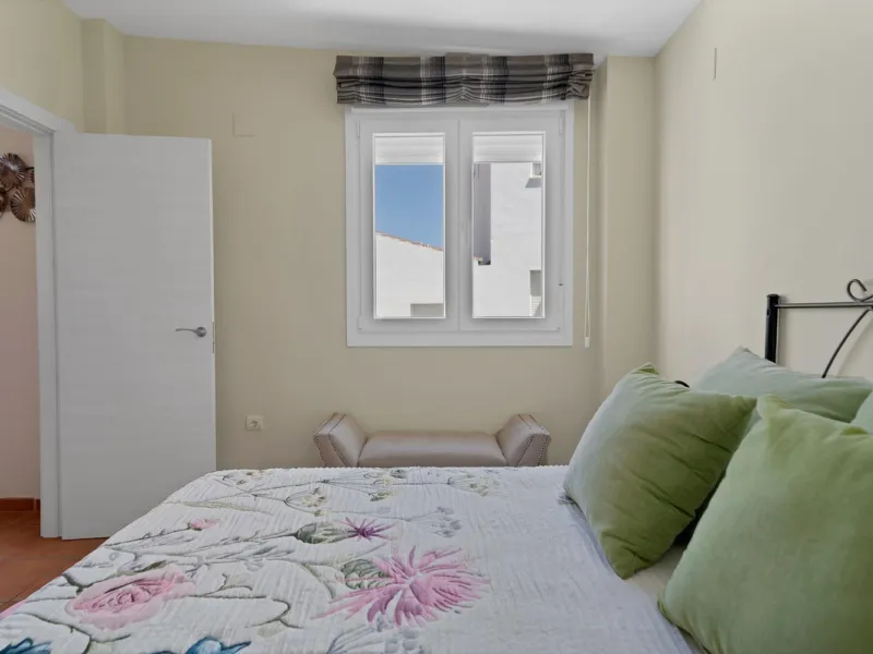 Located in the lower part of Torreblanca, one of the most highly valued areas of the Costa del Sol for its convenience and proximity to the sea, very close to the beach and without hills, this spectacular townhouse combines residential privacy with walkin