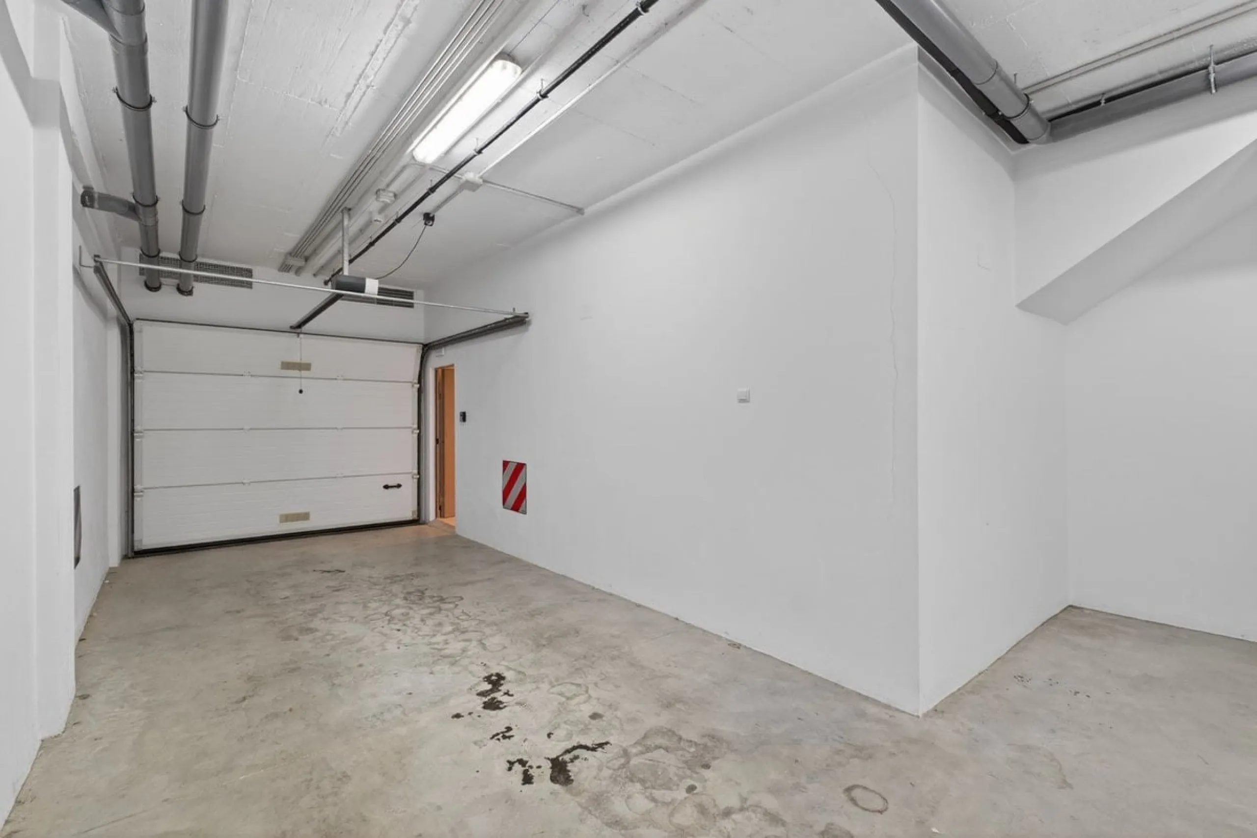 Dieses stilvolle Reihenhaus vereint Wohnraum, Natürlichkeit und modernes Design zu einem komfortablen Zuhause – ideal für den dauerhaften Wohnsitz oder als Ferienwohnung. Marmorböden und ein warmes, zeitgenössisches Ambiente zeichnen es aus