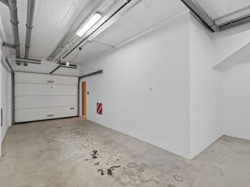 Dieses stilvolle Reihenhaus vereint Wohnraum, Natürlichkeit und modernes Design zu einem komfortablen Zuhause – ideal für den dauerhaften Wohnsitz oder als Ferienwohnung. Marmorböden und ein warmes, zeitgenössisches Ambiente zeichnen es aus