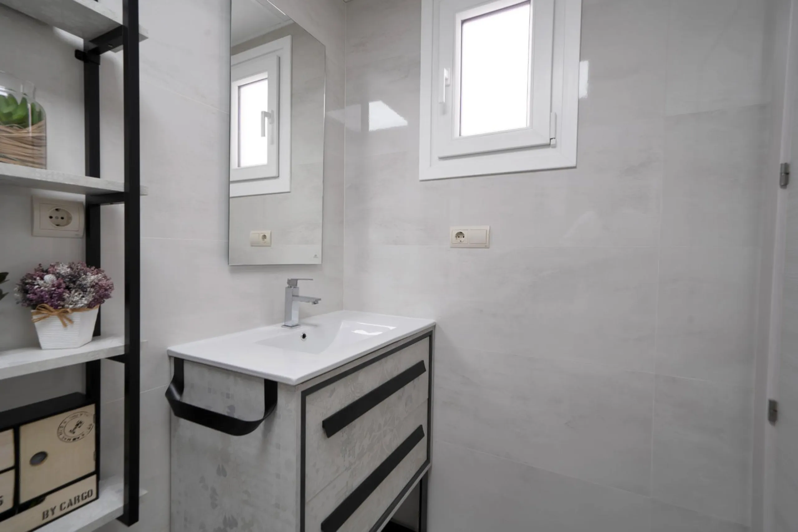 Located in the lower part of Torreblanca, one of the most highly valued areas of the Costa del Sol for its convenience and proximity to the sea, very close to the beach and without hills, this spectacular townhouse combines residential privacy with walkin
