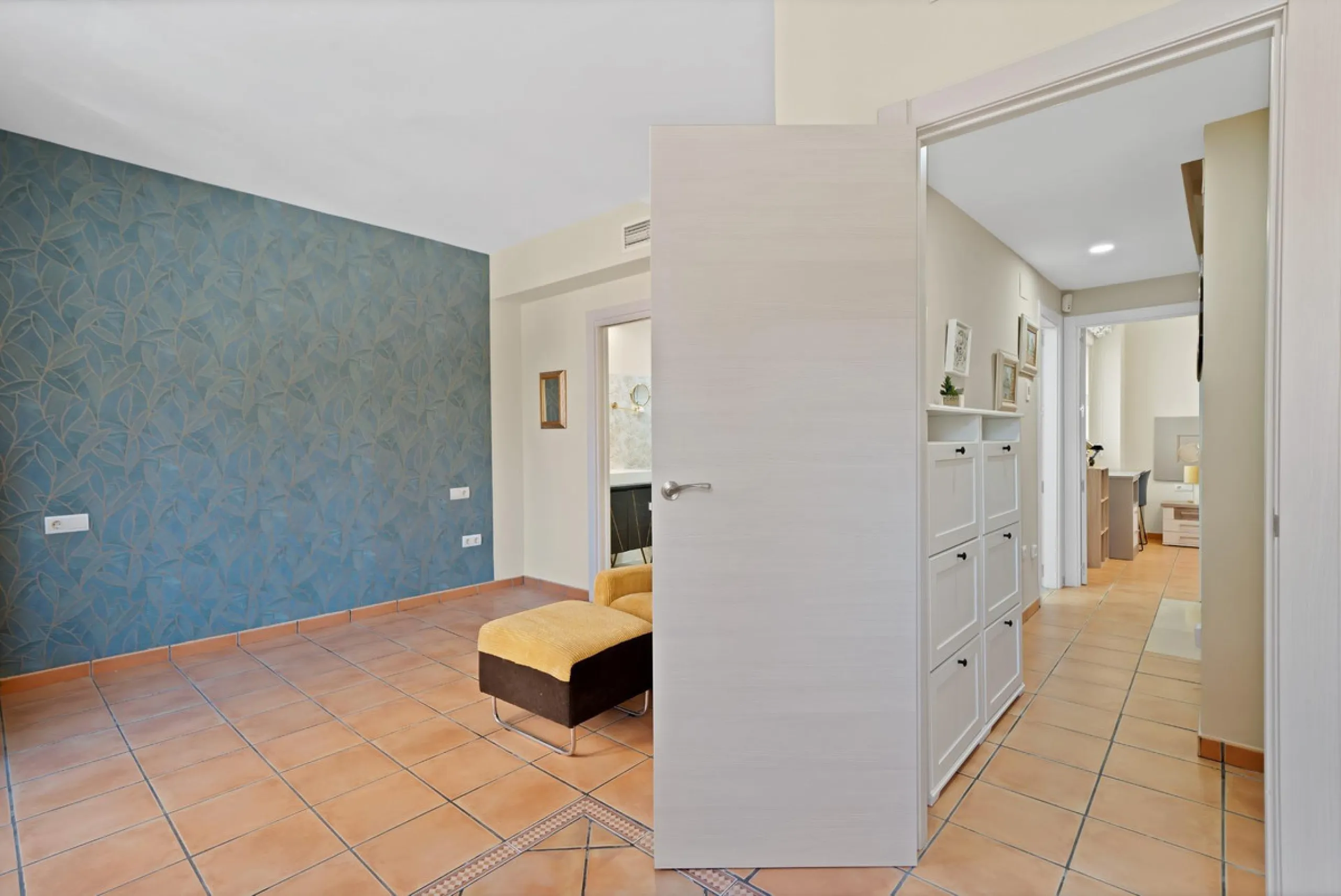Located in the lower part of Torreblanca, one of the most highly valued areas of the Costa del Sol for its convenience and proximity to the sea, very close to the beach and without hills, this spectacular townhouse combines residential privacy with walkin