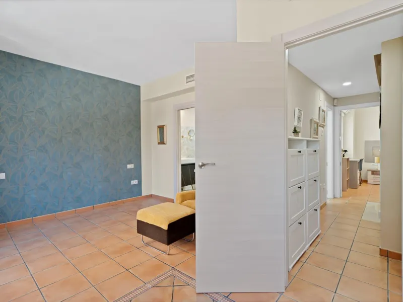 Located in the lower part of Torreblanca, one of the most highly valued areas of the Costa del Sol for its convenience and proximity to the sea, very close to the beach and without hills, this spectacular townhouse combines residential privacy with walkin