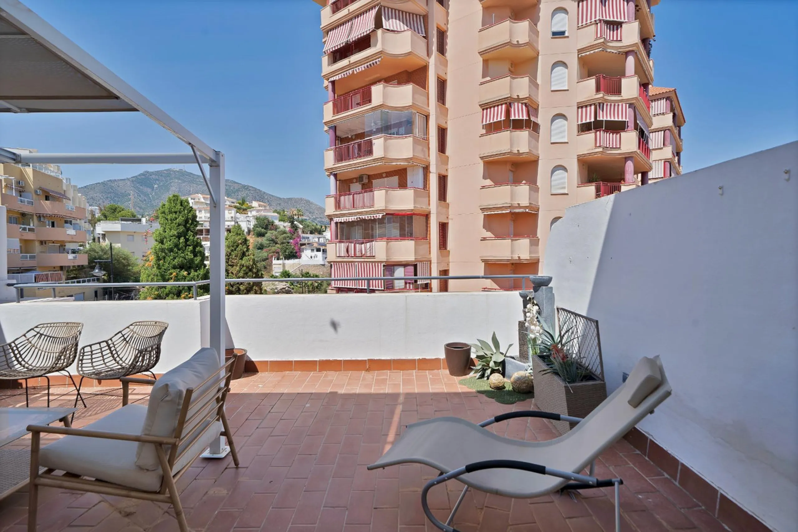 Located in the lower part of Torreblanca, one of the most highly valued areas of the Costa del Sol for its convenience and proximity to the sea, very close to the beach and without hills, this spectacular townhouse combines residential privacy with walkin