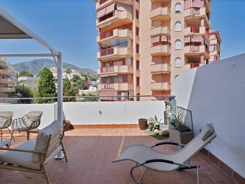 Located in the lower part of Torreblanca, one of the most highly valued areas of the Costa del Sol for its convenience and proximity to the sea, very close to the beach and without hills, this spectacular townhouse combines residential privacy with walkin