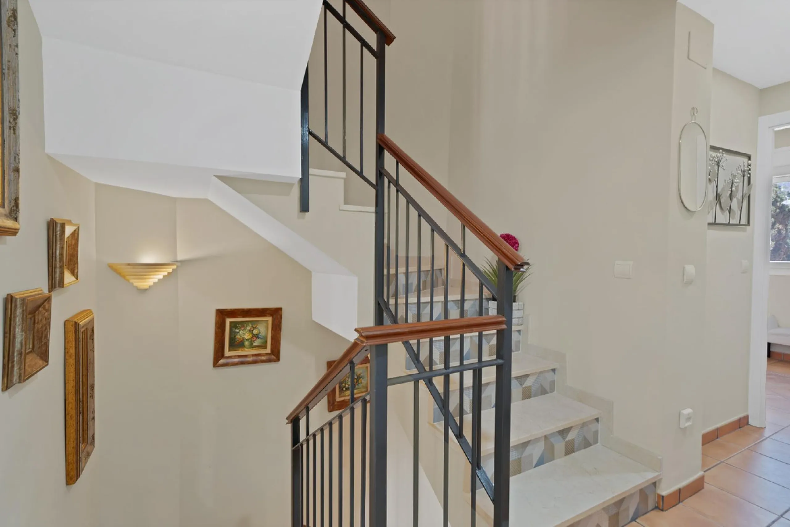 Located in the lower part of Torreblanca, one of the most highly valued areas of the Costa del Sol for its convenience and proximity to the sea, very close to the beach and without hills, this spectacular townhouse combines residential privacy with walkin