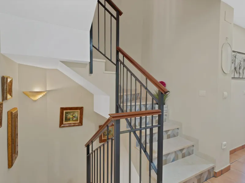 Located in the lower part of Torreblanca, one of the most highly valued areas of the Costa del Sol for its convenience and proximity to the sea, very close to the beach and without hills, this spectacular townhouse combines residential privacy with walkin