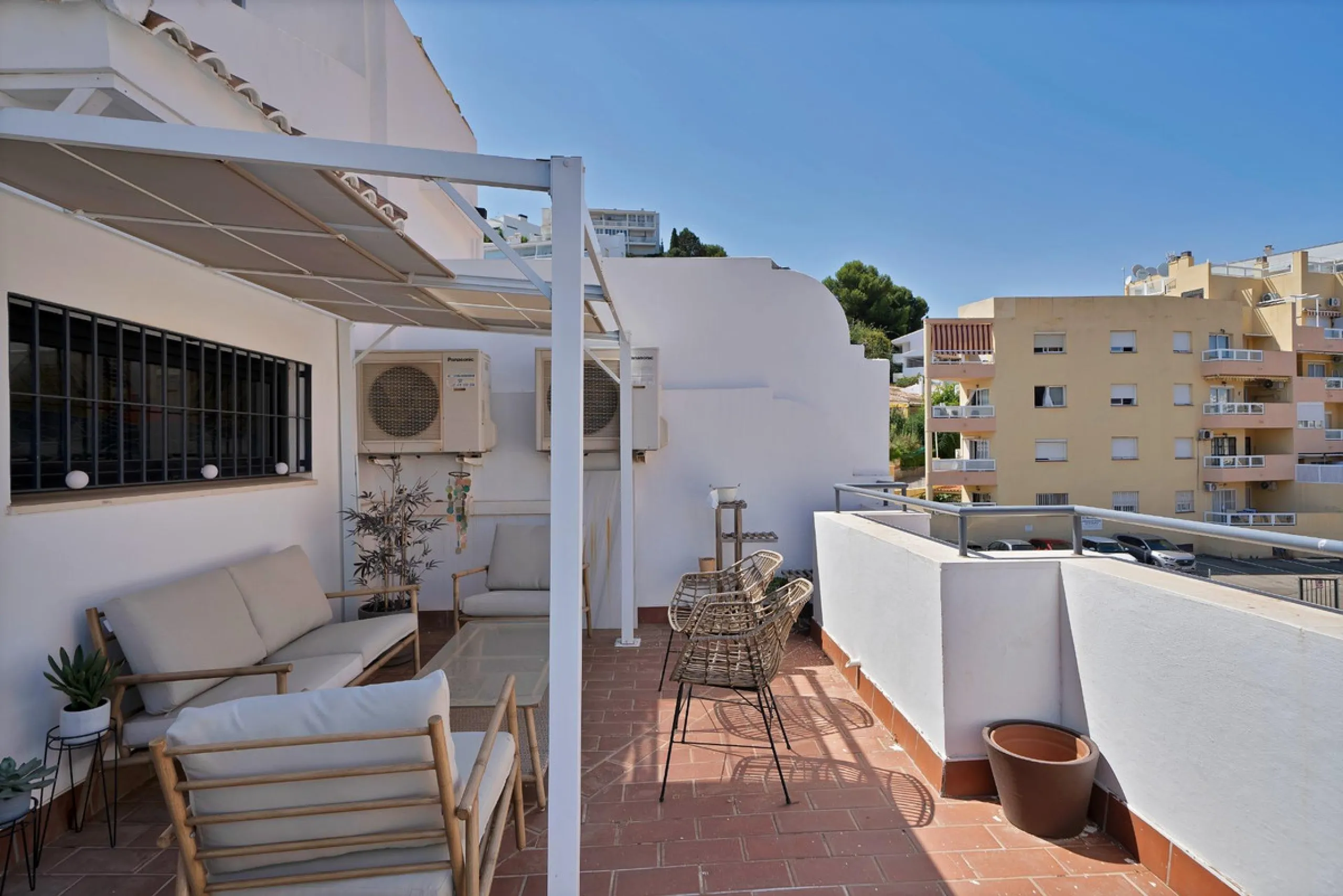 Located in the lower part of Torreblanca, one of the most highly valued areas of the Costa del Sol for its convenience and proximity to the sea, very close to the beach and without hills, this spectacular townhouse combines residential privacy with walkin