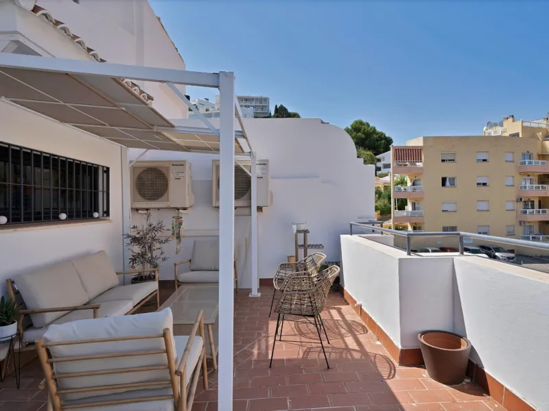 Located in the lower part of Torreblanca, one of the most highly valued areas of the Costa del Sol for its convenience and proximity to the sea, very close to the beach and without hills, this spectacular townhouse combines residential privacy with walkin