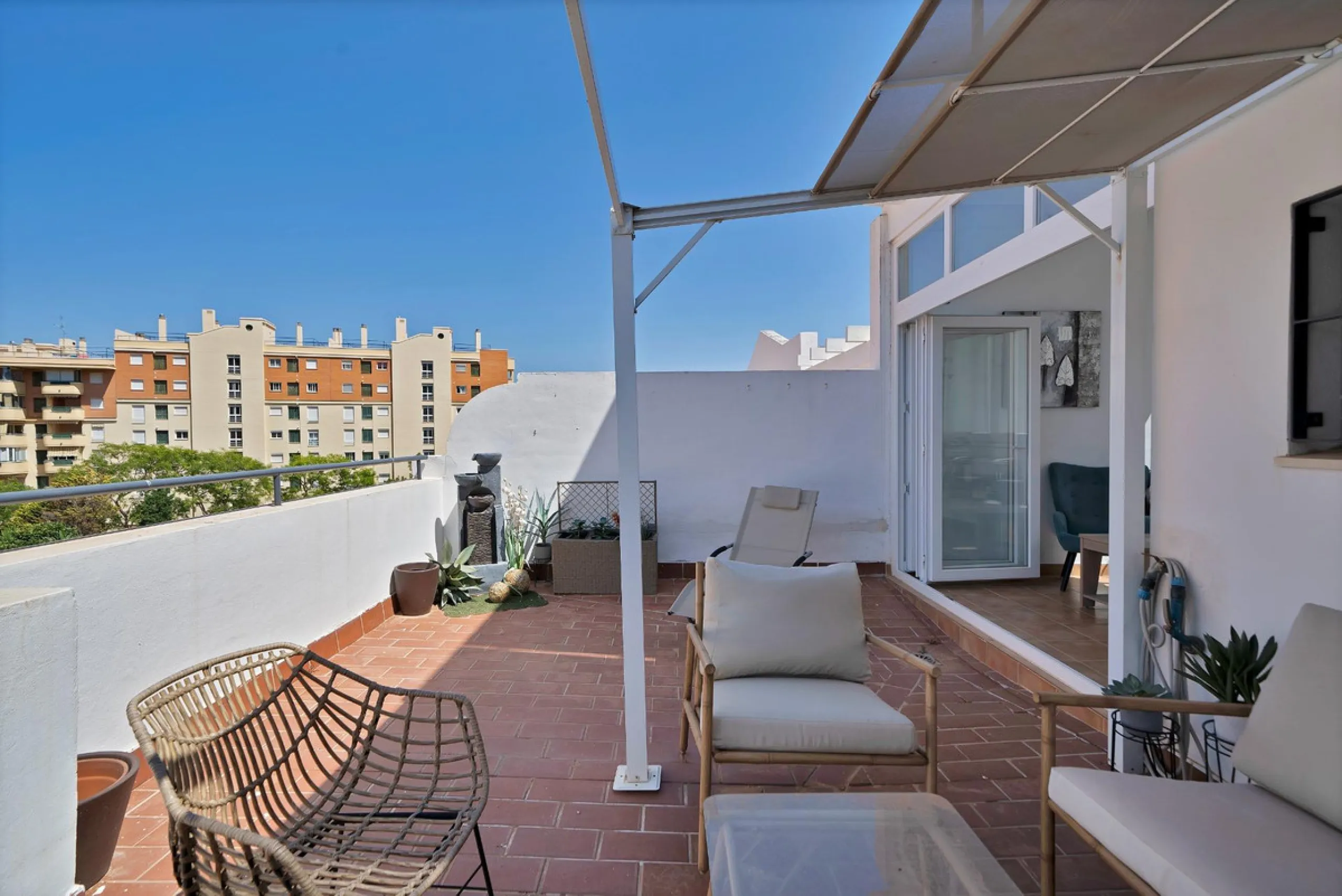 Located in the lower part of Torreblanca, one of the most highly valued areas of the Costa del Sol for its convenience and proximity to the sea, very close to the beach and without hills, this spectacular townhouse combines residential privacy with walkin